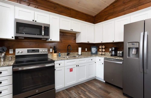 Pigeon Forge Cabina | Walk2DowntownPF/GasFirepit/Waterfront