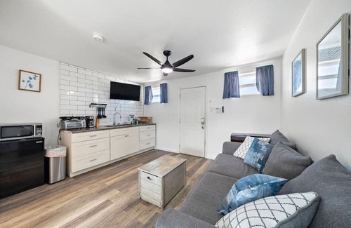 San Jacinto Apartamento | Coastal Cottage Unit 8|BeachBox|Walk to Beach!