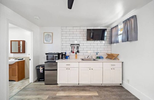 San Jacinto Apartamento | Coastal Cottage Unit 7|BeachBox|Walk to Beach!