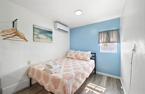 San Jacinto Apartamento | Coastal Cottage Unit 7|BeachBox|Walk to Beach!