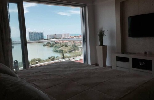 Punta Cancún Apartamento | Spectacular Sea & City View, Beachfront Hotel Zone