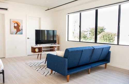 Barrio Santa Rosa Apartamento | FL216 · Contemporary Studio in Sought-After Location