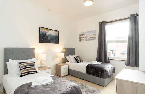 Coventry Casa | Barras House - Cosy home with parking close to Coventry City Centre and the Hospital