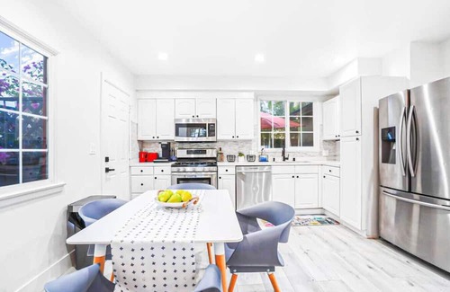 Ladera Heights Casa | Head-turning 3BR House - HD-Lad