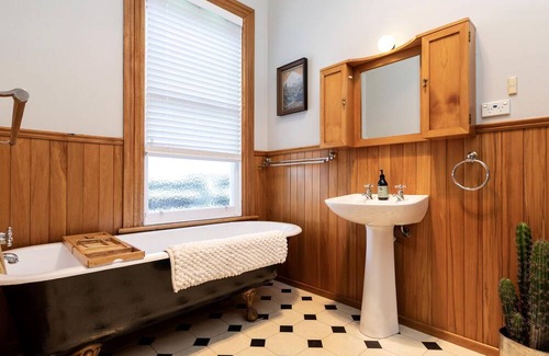 New Plymouth Villa | Villa on Courtenay: 4 BR, 1 BA House in New Plymouth, Sleeps 7