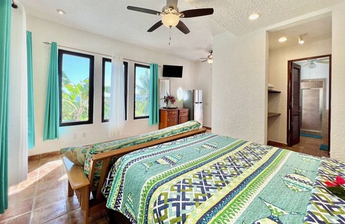Roatan Apartamento | El Castillo Blanco Apartment 1 @Parrot Tree