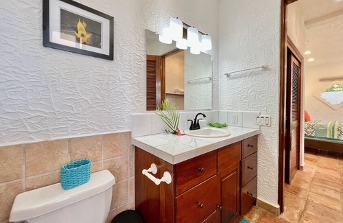 Roatan Apartamento | El Castillo Blanco Apartment 1 @Parrot Tree