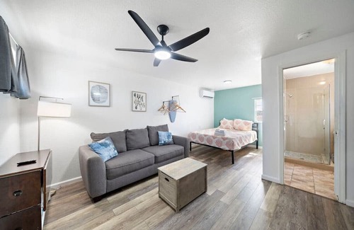 San Jacinto Apartamento | Coastal Cottage Unit 10|BeachBox|Walk to Beach!
