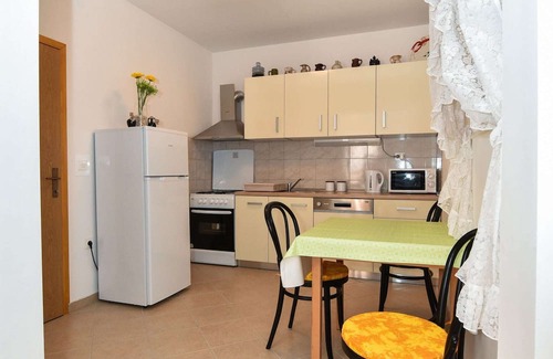 Iz Casa | Serene Holiday Home in Veli Iž with Fenced Garden