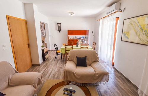 Iz Casa | Serene Holiday Home in Veli Iž with Fenced Garden