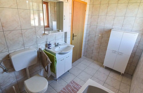 Iz Casa | Serene Holiday Home in Veli Iž with Fenced Garden