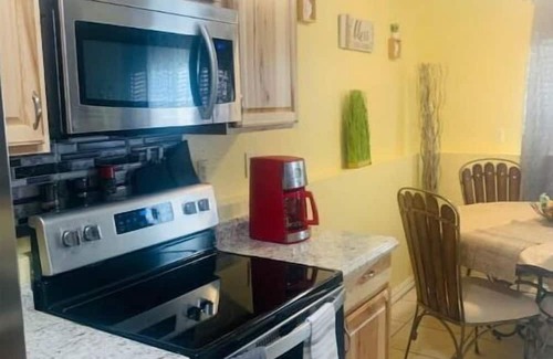 Southeast Colorado Springs Apartamento | Luxury 2 bedroom rental place with a fireplace