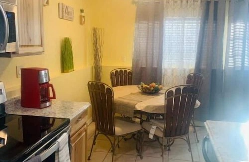 Southeast Colorado Springs Apartamento | Luxury 2 bedroom rental place with a fireplace