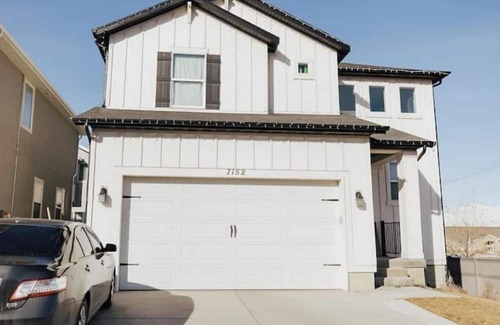 Eagle Mountain Casa | Smart Home With Garage Parking