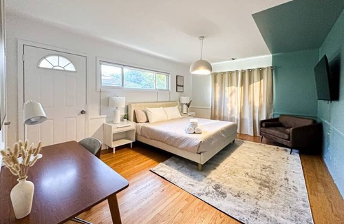 San Fernando Casa | Gorgeous 6 BR House With Pool - Lou-SF
