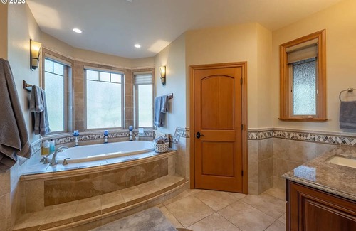 Roseburg Casa | Opulent estate in close proximity to renowned wineries and golf.