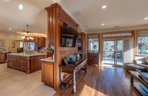 Roseburg Casa | Opulent estate in close proximity to renowned wineries and golf.