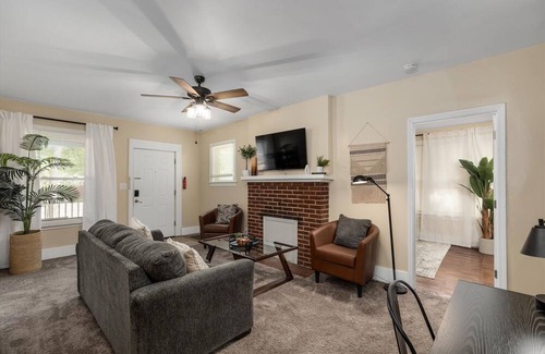 College Heights Apartamento | Recently Remodeled and Sunlit Apartment Near EMU and UM
