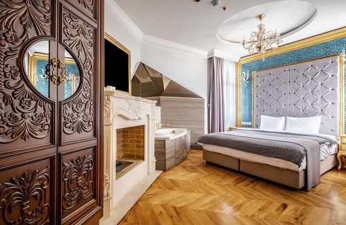 Beylerbeyi Villa | Mansion w Bosphorus View with Balcony and Garden