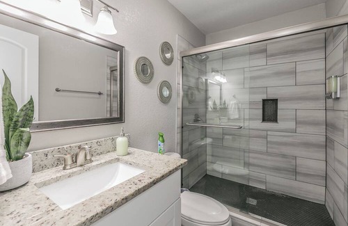 Arlington Apartamento | Cozy 2BR Farmhouse Apt - Sleeps 8 - FREE Parking!