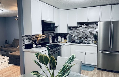 Cleveland Casa | Beautiful 3 BR Townhouse Near Downtown - Pet Friendly - Fenced Yard!