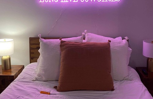Nashville Apartamento | Studio with 2 Queen Beds 7 mins to DT!