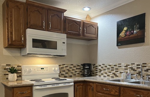 Roseville Apartamento | Modern Studio With Full Kitchen & Bathroom