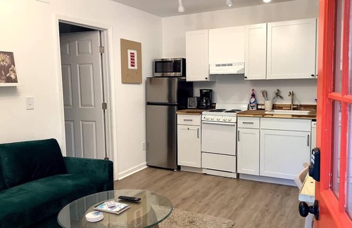 West End Apartamento | Red Door Retreat:Low Pet Fee Tiny Home Near Dwntwn