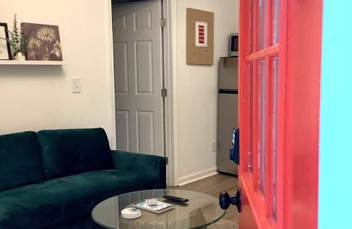 West End Apartamento | Red Door Retreat:Low Pet Fee Tiny Home Near Dwntwn