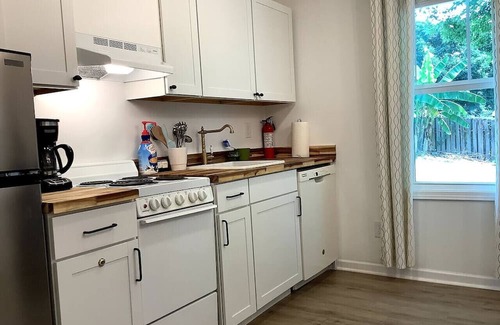 West End Apartamento | Red Door Retreat:Low Pet Fee Tiny Home Near Dwntwn