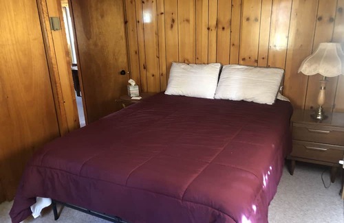 Schroon Lake Cabina | Escape to the Lake and Relax on the Private Beach