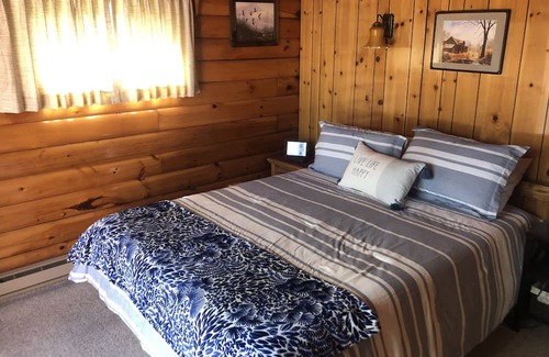 Schroon Lake Cabina | Escape to the Lake and Relax on the Private Beach