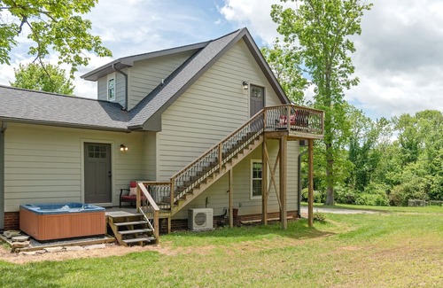 Druid Hills Apartamento | Private Studio Above Garage w/Hot tub Only 1 Mile to Downtown Hendersonville