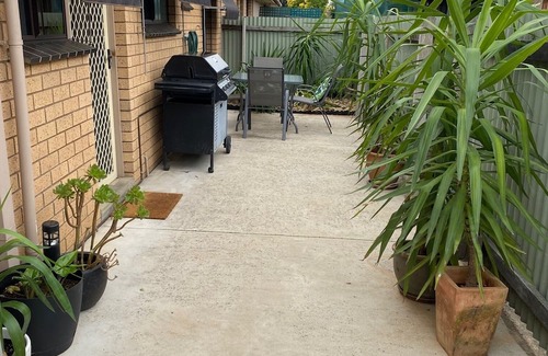 Wodonga Apartamento | Quiet and comfortable 2 bedroom apartment, 65 inch Smart TV