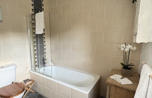 Garryspillane Cabaña | Irish Thatched cottage, private farm setting,modern amenities, sole occupancy