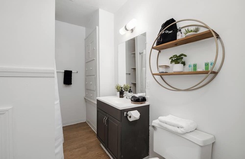 College Heights Apartamento | Renovated Modern Unit| Walk to EMU | Short drive to UM and UM Hospital | Pets OK