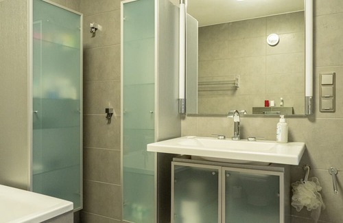 Unterbach Apartamento | Holiday Apartment "Elegante Am See" with Private Terrace & Wi-Fi