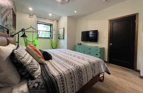 Buechel Apartamento | Funky and fun, secret room, board games. Sleeps 5