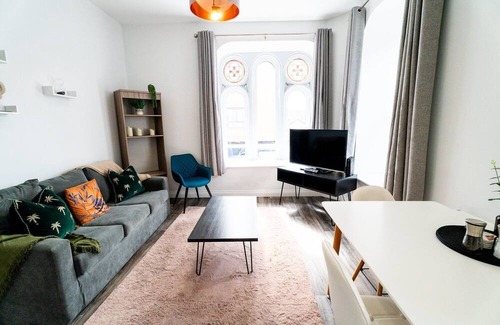 Castle Apartamento | Converted Chapel Swansea | King Bed | Sleeps 4.