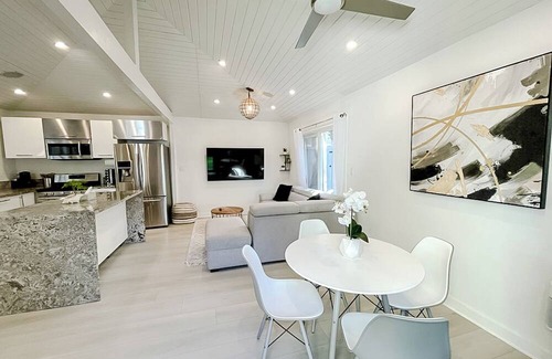 Park West Casa | Pristine 1BD/1BA Bungalow + Hot Tub