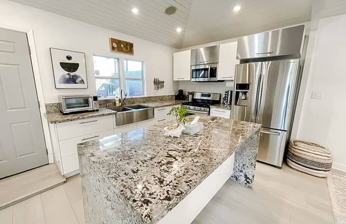 Park West Casa | Pristine 1BD/1BA Bungalow + Hot Tub