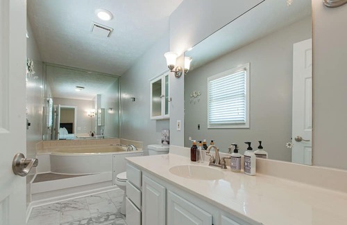 Bellevue Casa | NEW Secluded Pool Home 20 Mins to DWTN!