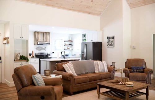 Ten Mile Casa | Beautiful, Modern Lakehouse on Watts Bar Lake