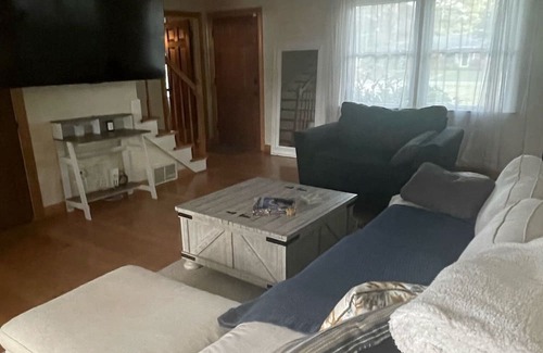 Northeast Virginia Beach Casa | Charming Farmhouse on a Lake! 10 minutes from Oceanfront