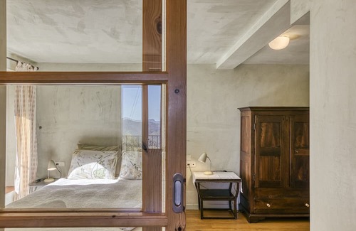 Beguda Casa | Holiday Home 'La Rectoría De Castellar' with Mountain View, Pool, Garden & Wi-Fi