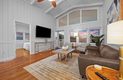North Myrtle Beach Casa | On the water! 4 minute walk to Beach!