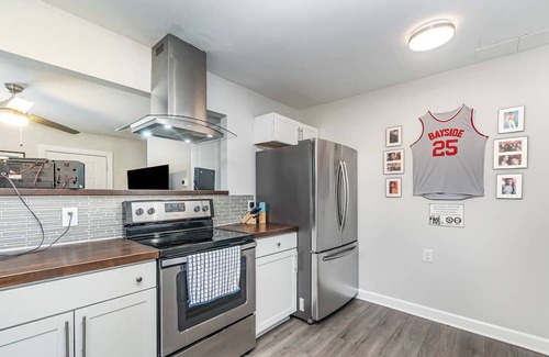 Biddleville Casa | QC Retro - Stylish 2-Queen bedroom townhome in Center City Charlotte