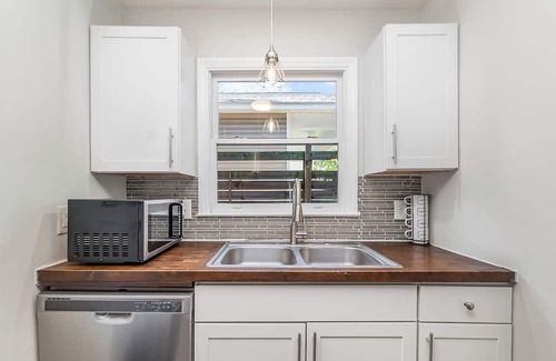 Biddleville Casa | QC Retro - Stylish 2-Queen bedroom townhome in Center City Charlotte