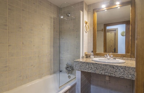 Esterri D'Aneu Apartamento | Apartment 'Suites Spain Playa - Vaqueira' with Wi-Fi and Air Conditioning