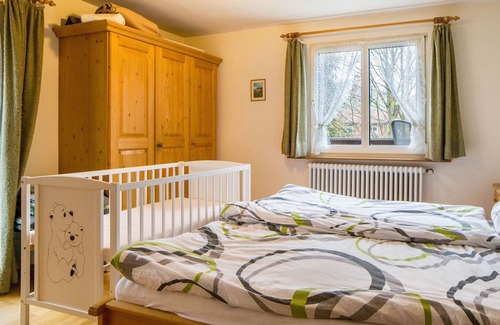 Hinterzarten Apartamento | Holiday Apartment 'Ferienwohnung Süd Gästehaus Lickert' with Mountain View, Terrace & Wi-Fi